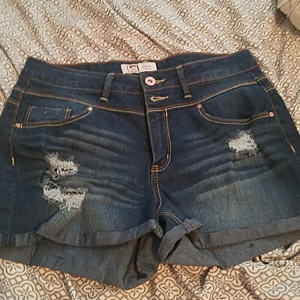 Ripped highwaisted shorts